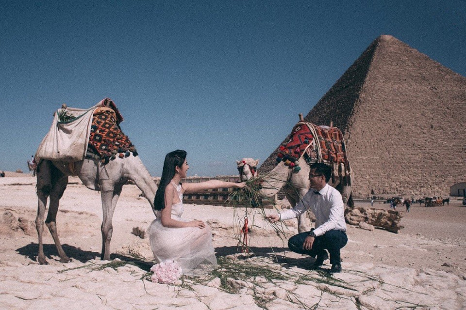 Hoa hậu Ngọc Hân chụp ảnh cưới tại Ai Cập cùng lạc đà trước kim tự tháp