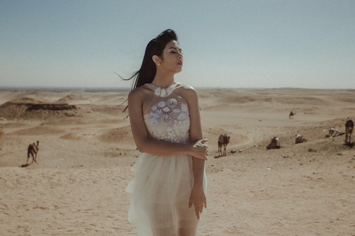 Hoa hậu Ngọc Hân chụp ảnh cưới tại Ai Cập cùng lạc đà trước kim tự tháp