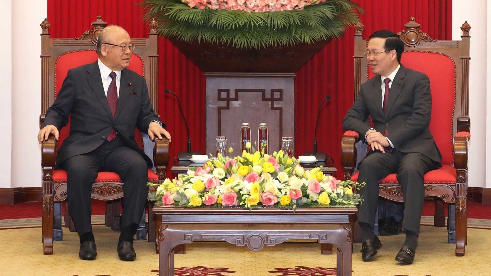 Thường trực Ban Bí thư Võ Văn Thưởng tiếp Cố vấn đặc biệt Liên minh Nghị sỹ hữu nghị Nhật-Việt Tsutomu Takebe