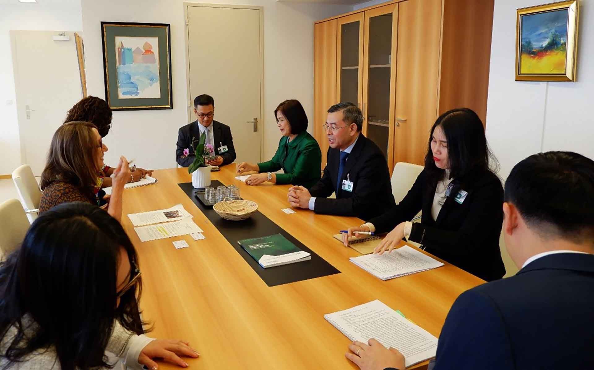 Tổng Kiểm toán nhà nước Ngô Văn Tuấn trao đổi với Tổng thư ký UNCTAD Rebeca Grynspan (Nguồn: TTXVN)