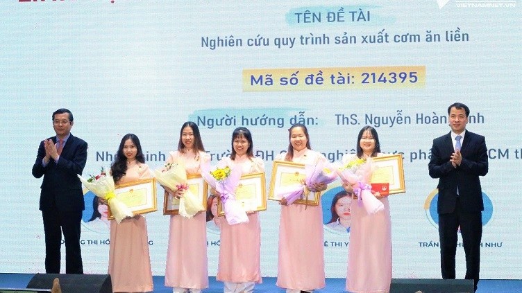 Ấn tượng 'cơm ăn liền' của sinh viên giành giải nhất giải thưởng Khoa học và công nghệ Ấn tượng 'cơm ăn liền' của sinh viên giành giải nhất giải thưởng Khoa học và công nghệ