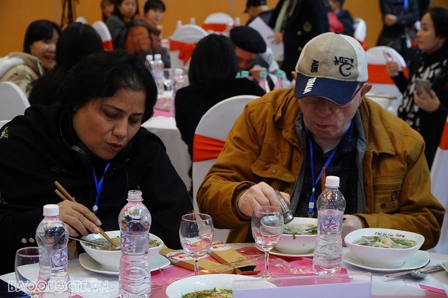 Bạn bè quốc tế, cán bộ ngoại giao trải nghiệm Ngày của Phở