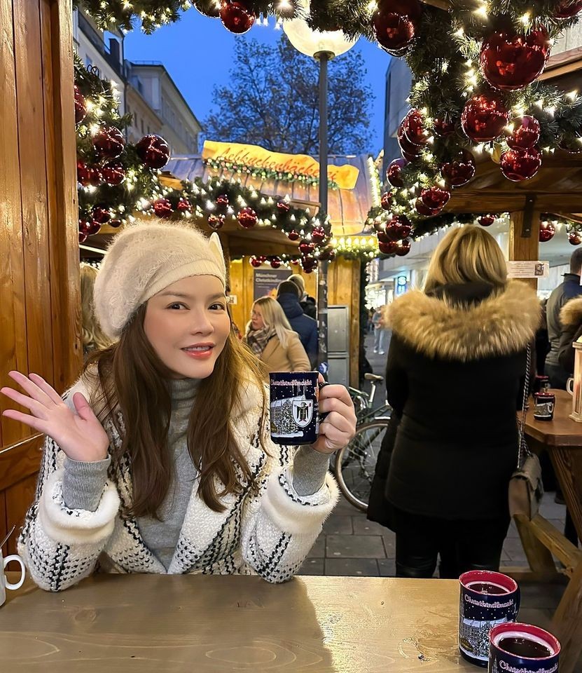 Sao Việt: Hoa hậu Mai Phương quyến rũ với màu tím, Hà Kiều Anh dịu dàng xuống phố