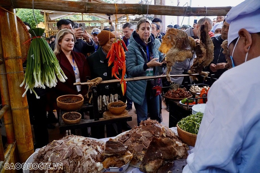 (12.11) Các cán bộ, nhân viên ngoại giao đoàn trải nghiệm quy trình làm phở Nam Định tại sự kiện ở làng Vân Cù. (Ảnh: Việt Nguyễn)