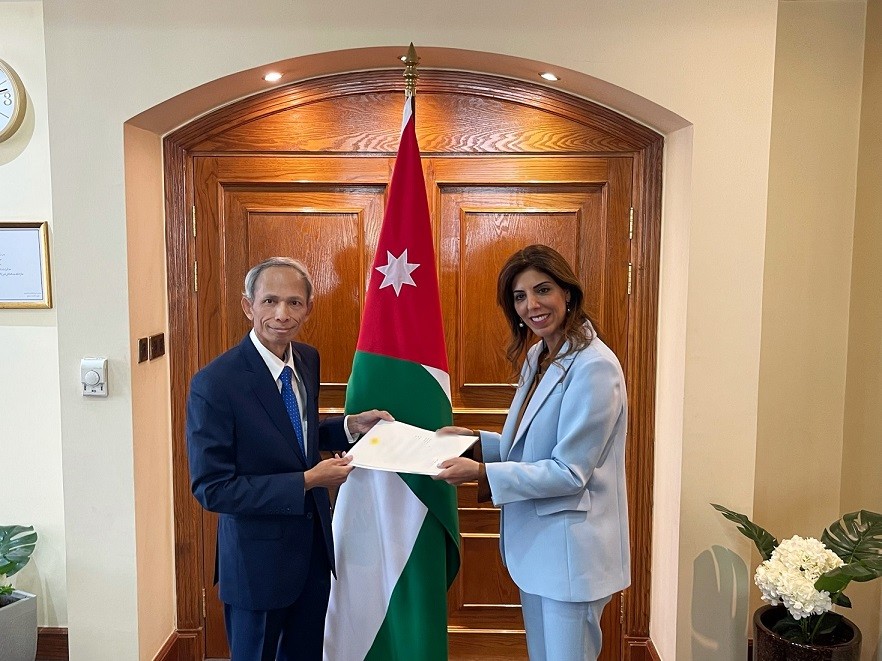 Đại sứ Đặng Xuân Dũng trình Thư ủy nhiệm lên Quốc vương Jordan