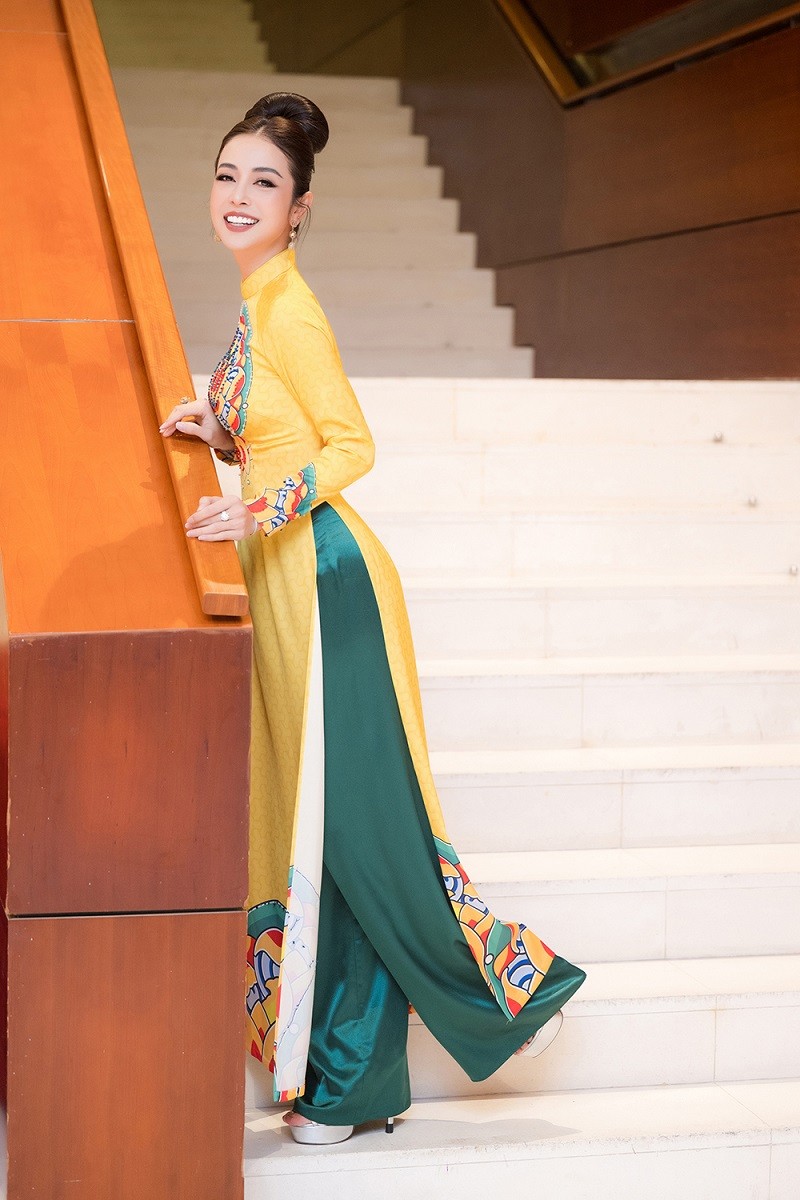 Jennifer Phạm nói cô rất thích diện áo dài vì sự kín đáo nhưng không kém phần gợi cảm và thường chọn trang phục truyền thống khi làm MC.