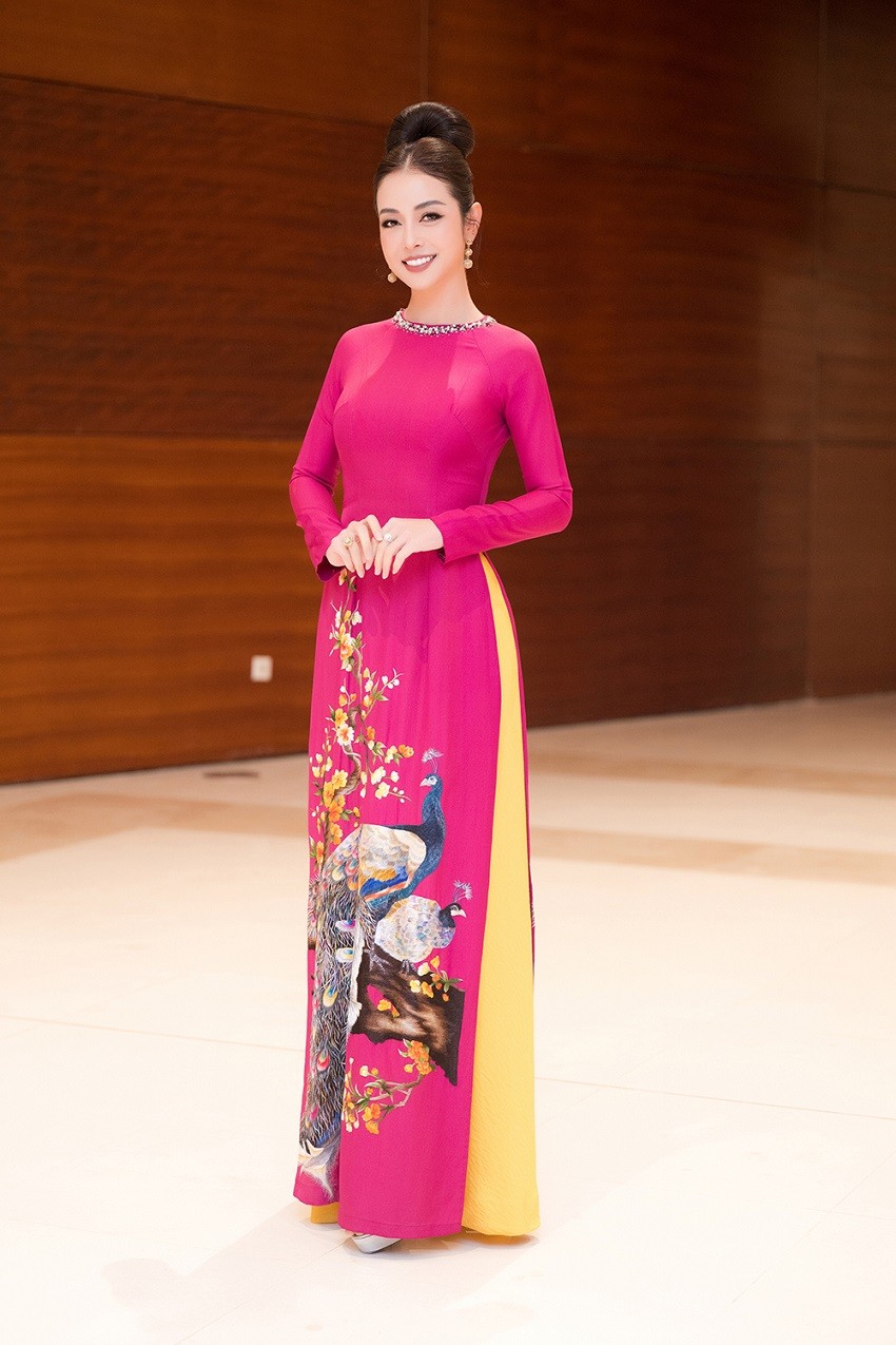 Thiết kế cách điệu với phần cổ được đính kết tỉ mỉ và họa tiết chim công phủ kín thân váy khiến Jennifer Phạm được nhận xét trông giống 'nàng thơ mùa xuân' tại buổi ghi hình.