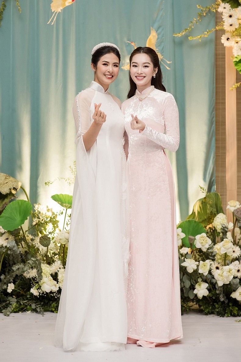 Đám cưới của Hoa hậu Việt Nam 2010 Ngọc Hân và chú rể Phạm Phú Đạt diễn ra tối 10/12 tại Hà Nội. Hoa hậu Việt Nam 2012 Đặng Thu Thảo bay từ TP HCM ra thủ đô dự cưới cô bạn thân. Đây là lần hiếm hoi cô xuất hiện tại một sự kiện công khai sau nhiều năm ở ẩn, dành trọn thời gian cho gia đình.