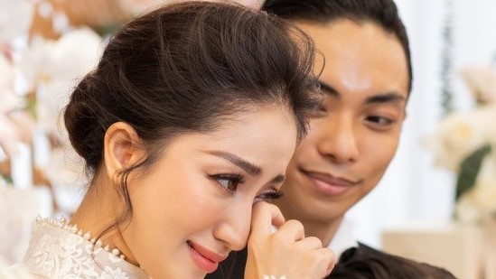 Khánh Thi bật khóc trong lễ thành hôn
