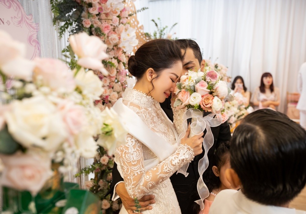 Sao Việt Khánh Thi bật khóc trong lễ thành hôn