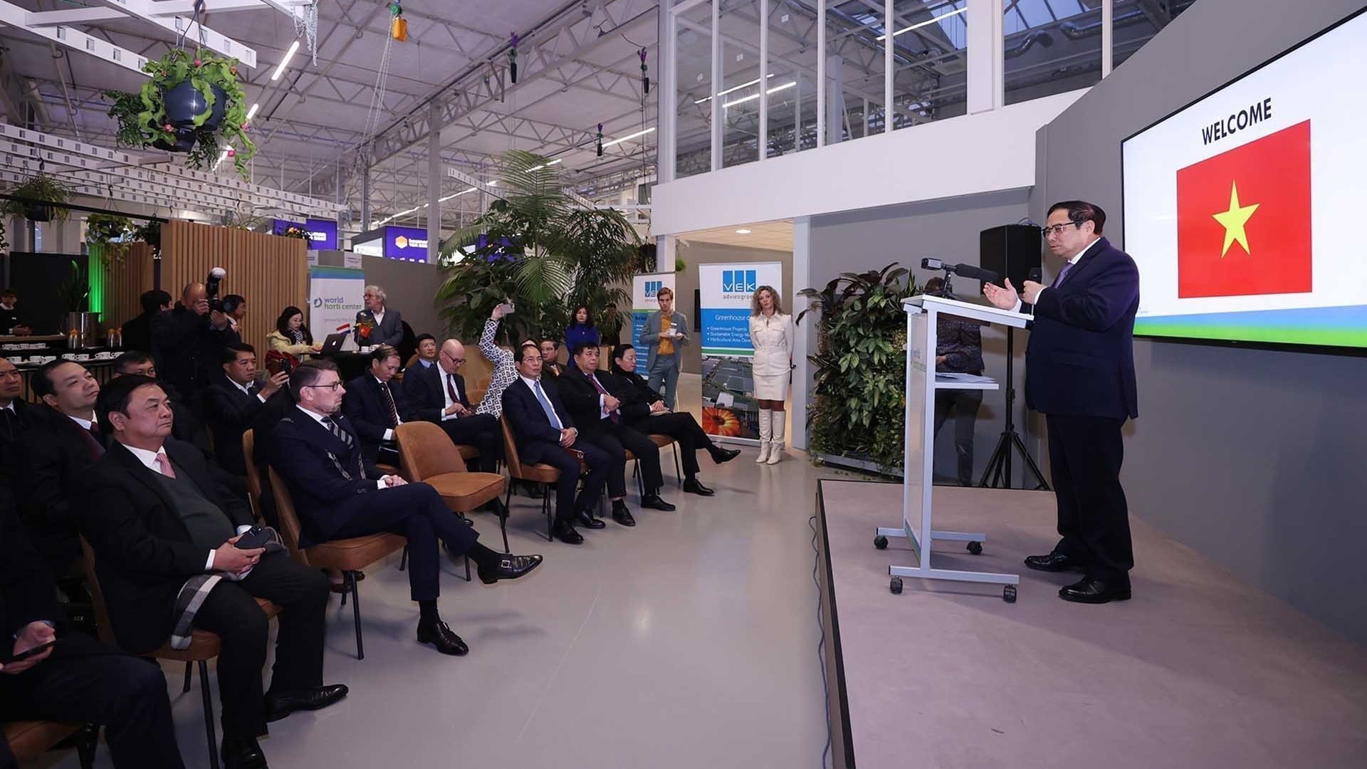 Thủ tướng Phạm Minh Chính thăm Trung tâm Nhà vườn quốc tế ở tỉnh Nam Hà Lan