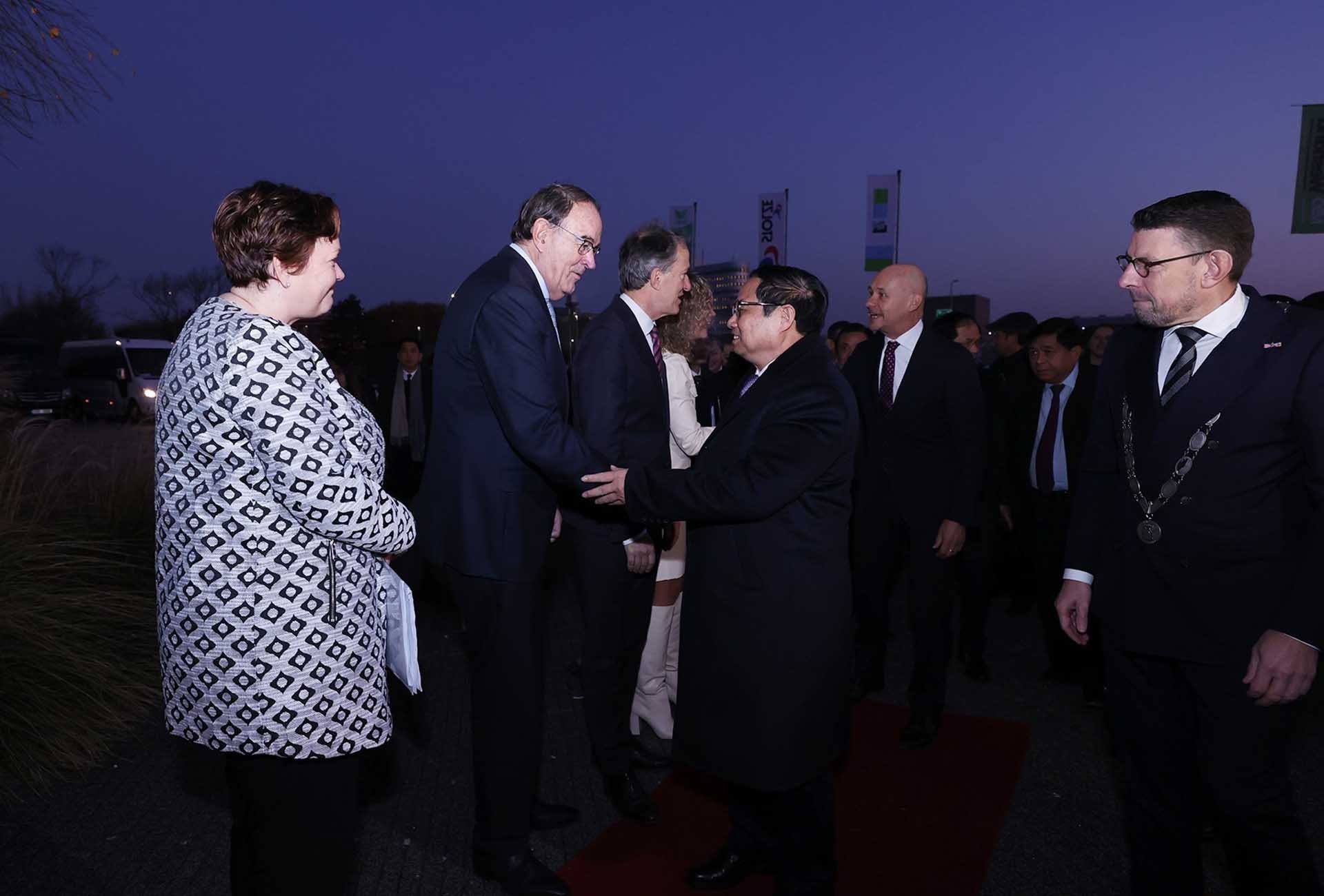 Thủ tướng thăm mô hình liên kết “3 nhà” trong trồng trọt tại Hà Lan | Kinh doanh | Vietnam+ (VietnamPlus) Thủ tướng thăm mô hình liên kết “3 nhà” trong trồng trọt tại Hà Lan | Kinh doanh | Vietnam+ (VietnamPlus)