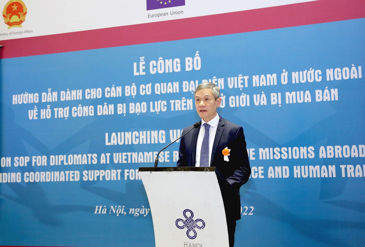 Lễ công bố Hướng dẫn dành cho cơ quan đại diện Việt Nam ở nước ngoài về hỗ trợ công dân Việt Nam bị bạo lực trên cơ sở giới và bị mua bán