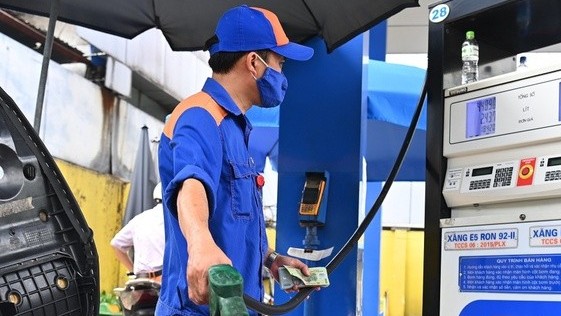 gia xang dau hom nay 1312 dau tuan nhich nhe xang trong nuoc giam con hon 20000 donglit