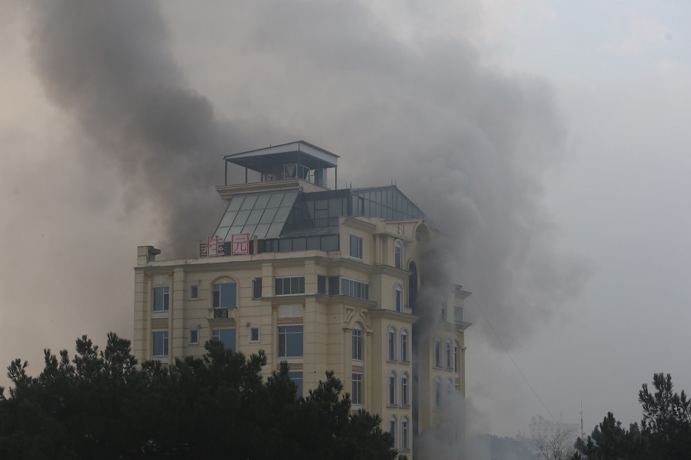 (12.13) Khói lớn bốc ra từ khách sạn Kabul Longan sau vụ tấn công. (Nguồn Tân Hoa xã)