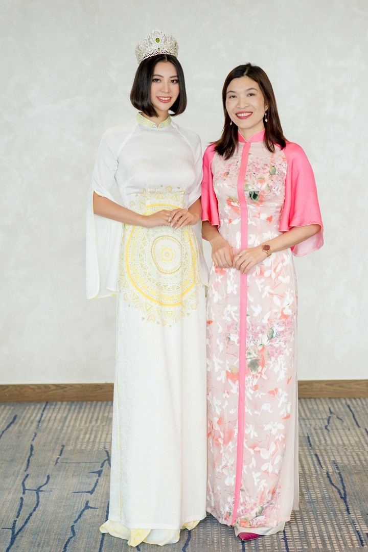 Hoa hậu Du lịch Thế giới 2022 và các Á hậu diện áo dài gấm được tặng
