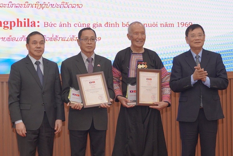 Trao giải cuộc thi 'Kỷ vật kể chuyện' về tình hữu nghị Việt Nam-Lào