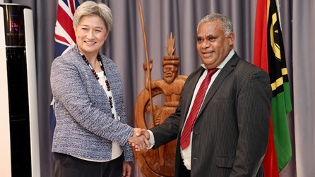 Ngoại trưởng Vanuatu Jotham Napat chào đón người đồng cấp Australia Penny Wong ngày 12/12.(Nguồn: DFAT) Ngoại trưởng Vanuatu Jotham Napat chào đón người đồng cấp Australia Penny Wong ngày 12/12.(Nguồn: DFAT)