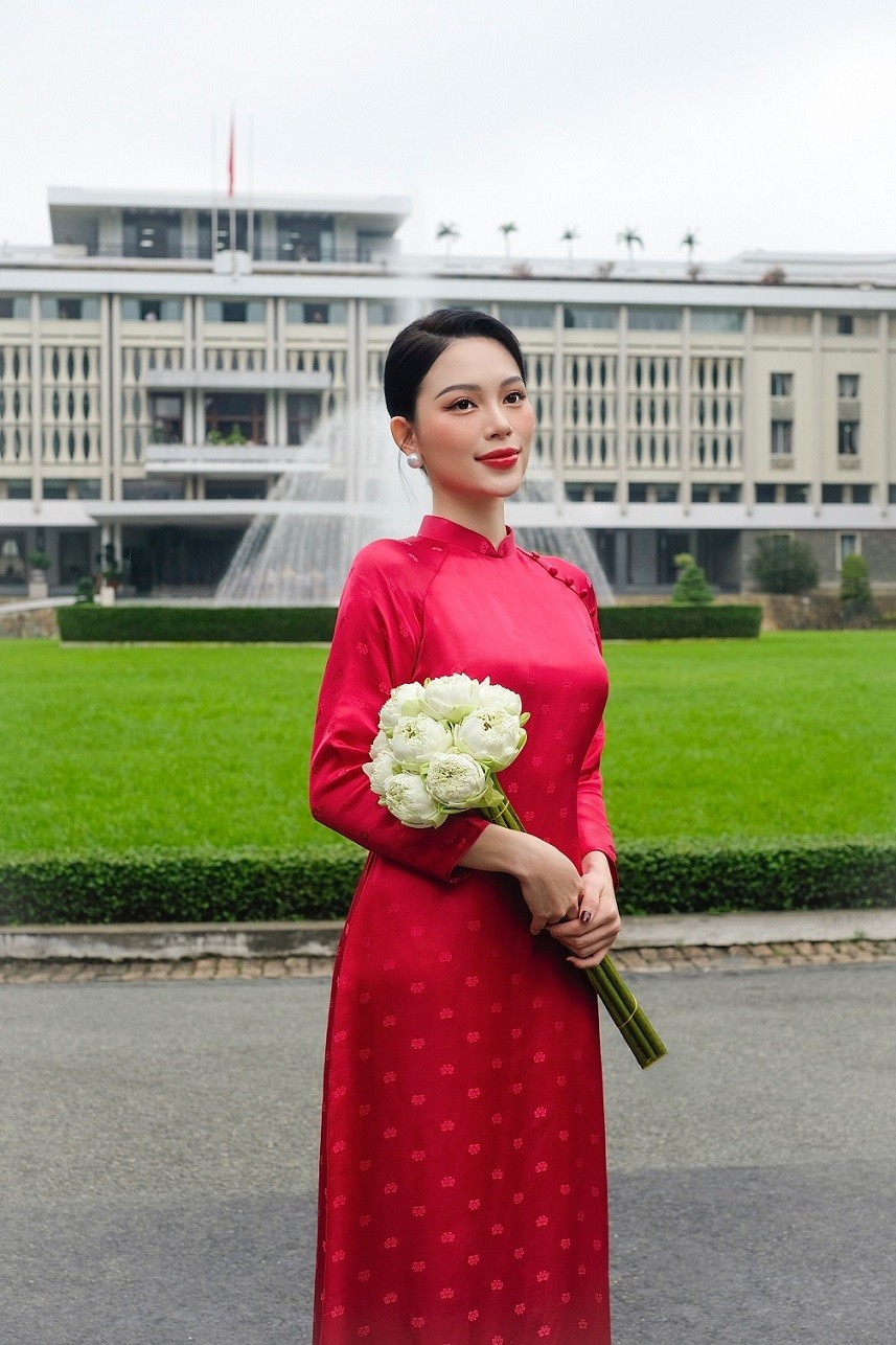 Trong bộ ảnh thực hiện ở Dinh Độc Lập, hôn thê của doanh nhân Phillip Nguyễn khoe vẻ mong manh với những thiết kế áo dài cảm hứng cổ điển. Các trang phục được nhà thiết kế tâm huyết thực hiện cho dịp Tết, tôn vinh vẻ đẹp truyền thống của người phụ nữ trong xã hội hiện đại. Trong bộ ảnh thực hiện ở Dinh Độc Lập, hôn thê của doanh nhân Phillip Nguyễn khoe vẻ mong manh với những thiết kế áo dài cảm hứng cổ điển. Các trang phục được nhà thiết kế tâm huyết thực hiện cho dịp Tết, tôn vinh vẻ đẹp truyền thống của người phụ nữ trong xã hội hiện đại.