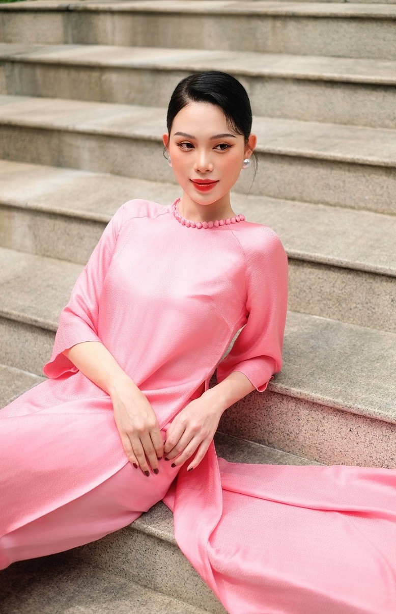 Linh Rin xinh đẹp mong manh với áo dài cổ điển Linh Rin xinh đẹp mong manh với áo dài cổ điển