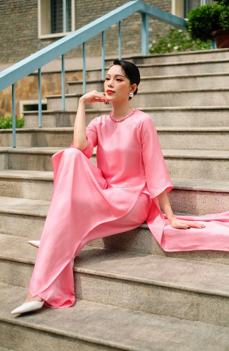 Linh Rin xinh đẹp mong manh với áo dài cổ điển Linh Rin xinh đẹp mong manh với áo dài cổ điển