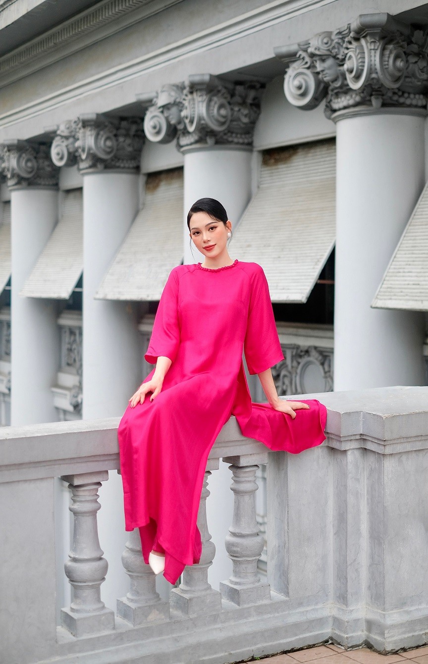 Linh Rin xinh đẹp mong manh với áo dài cổ điển Linh Rin xinh đẹp mong manh với áo dài cổ điển