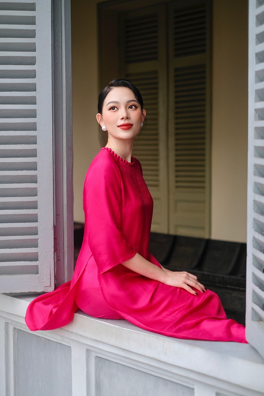 Linh Rin xinh đẹp mong manh với áo dài cổ điển Linh Rin xinh đẹp mong manh với áo dài cổ điển