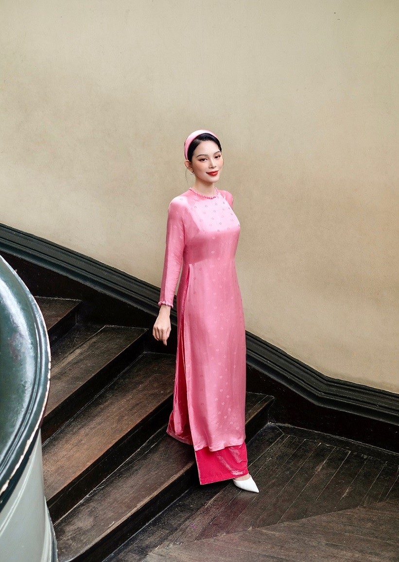 Linh Rin xinh đẹp mong manh với áo dài cổ điển Linh Rin xinh đẹp mong manh với áo dài cổ điển