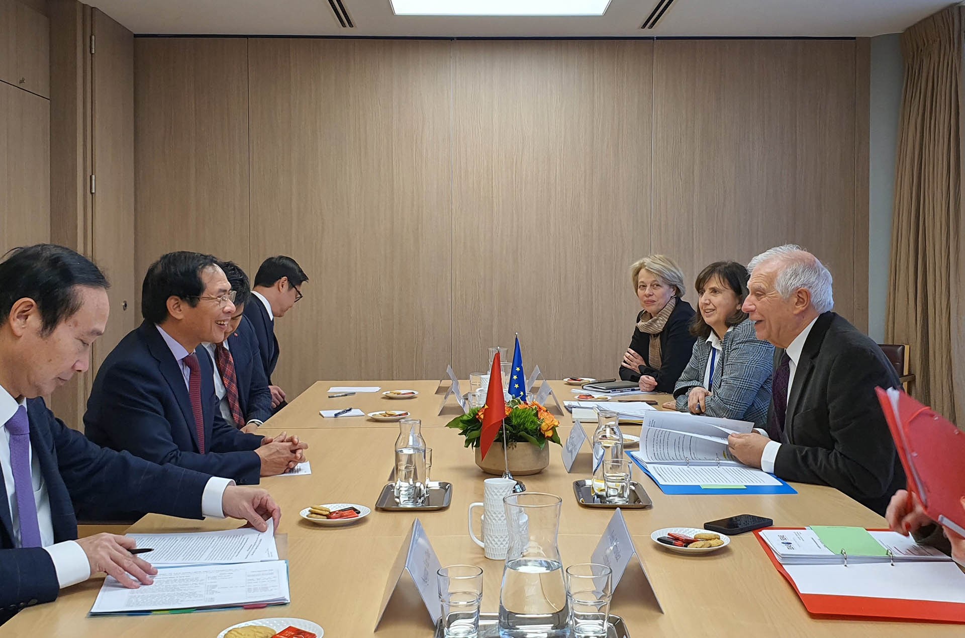 Bộ trưởng Ngoại giao Bùi Thanh Sơn gặp Đại diện cấp cao EU về chính sách an ninh và đối ngoại, Phó Chủ tịch Ủy ban châu Âu Josep Borrel.