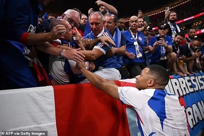 Kylian Mbappe khở đông, sút bóng trúng cổ động viên trên khán đài