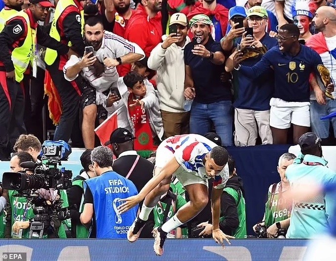 Kylian Mbappe khở đông, sút bóng trúng cổ động viên trên khán đài