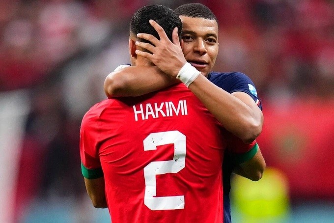 Kylian Mbappe khở đông, sút bóng trúng cổ động viên trên khán đài