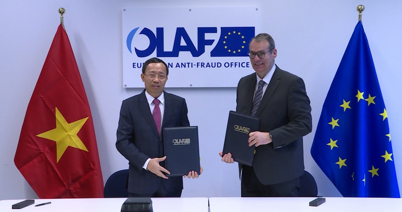 Tổng cục trưởng Tổng cục Hải quan Nguyễn Văn Cẩn và Chủ tịch OLAF Ville Itälä ký Thỏa thuận hợp tác hành chính trong lĩnh vực hải quan giữa Bộ Tài chính với OLAF, ngày 14/12, tại Bỉ. (Nguồn: Tổng cục Hải quan)