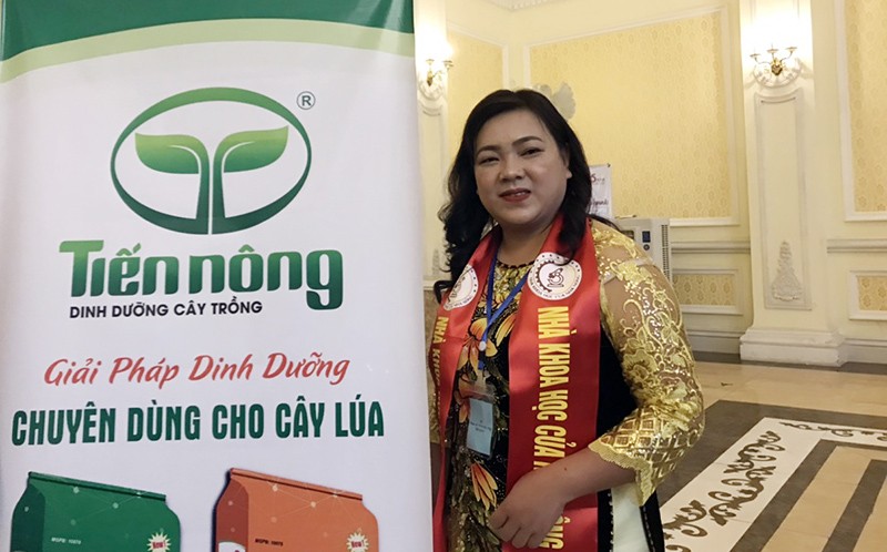 Thạc sĩ Hoàng Thị Hương - Trưởng khoa Kỹ thuật Nông lâm & Chăn nuôi thú y (Trường Trung cấp nghề Cao Bằng) tham dự Lễ Tôn vinh.