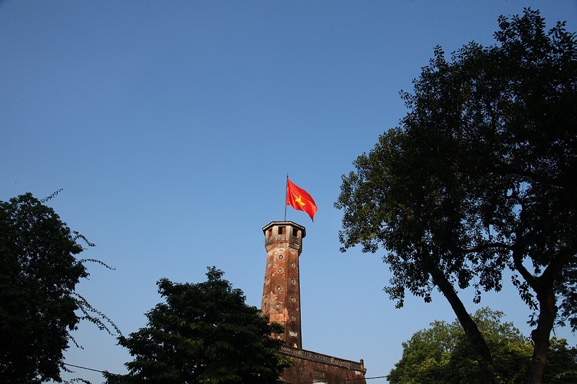 Dự báo thời tiết đêm nay và ngày mai (15-16/12): Cả nước ngày nắng; Hà Nội, Bắc Bộ, Bắc Trung Bộ trời rét; vùng núi cao phía Bắc có nơi dưới 10 độ C