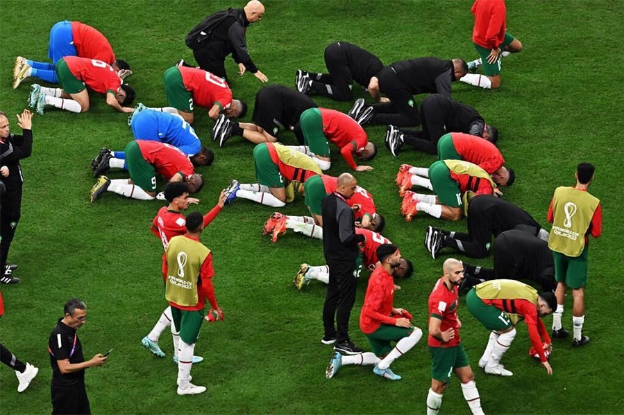 World Cup 2022: Những hình ảnh xúc động khi những cầu thủ Morocco mừng trận thắng bên mẹ