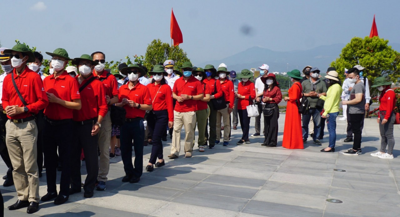 Đoàn công tác Petrovietnam tại lễ dâng hương các chiến sĩ Gạc Ma