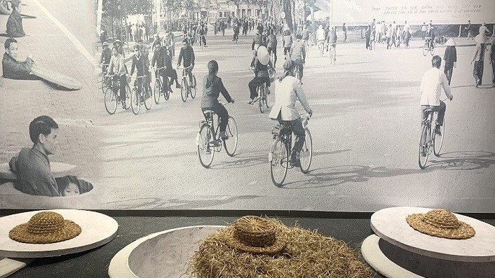 Nhiều tư liệu và hình ảnh xúc động tại trưng bày 'Máu và Hoa-Hà Nội 12 ngày đêm'