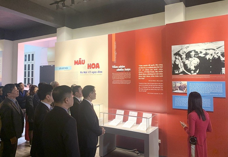 Nhiều tư liệu và hình ảnh xúc động tại trưng bày 'Máu và Hoa-Hà Nội 12 ngày đêm'