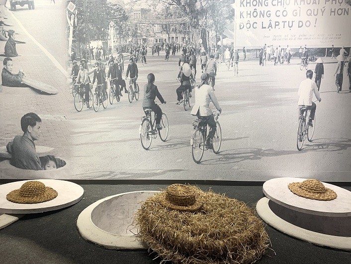 Nhiều tư liệu và hình ảnh xúc động tại trưng bày 'Máu và Hoa-Hà Nội 12 ngày đêm'