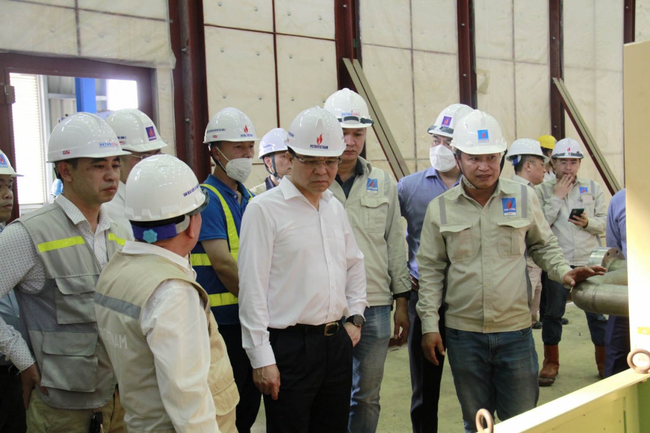 Đoàn công tác kiểm tra tiến độ đấu nối, chạy thử hệ thống turbine - máy phát của Tổ máy số 1. (Nguồn: PetroVietnam)