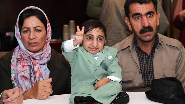 Người đàn ông Iran thấp nhất thế giới với chiều cao 65,24 cm, xác lập Kỷ lục Guinness