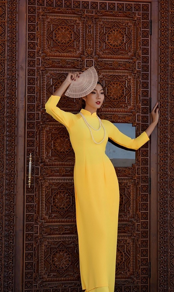 Ở Mỹ, Ngọc Quyên gợi ý những kiểu áo dài đơn sắc vãn cảnh chùa dịp Tết 2023