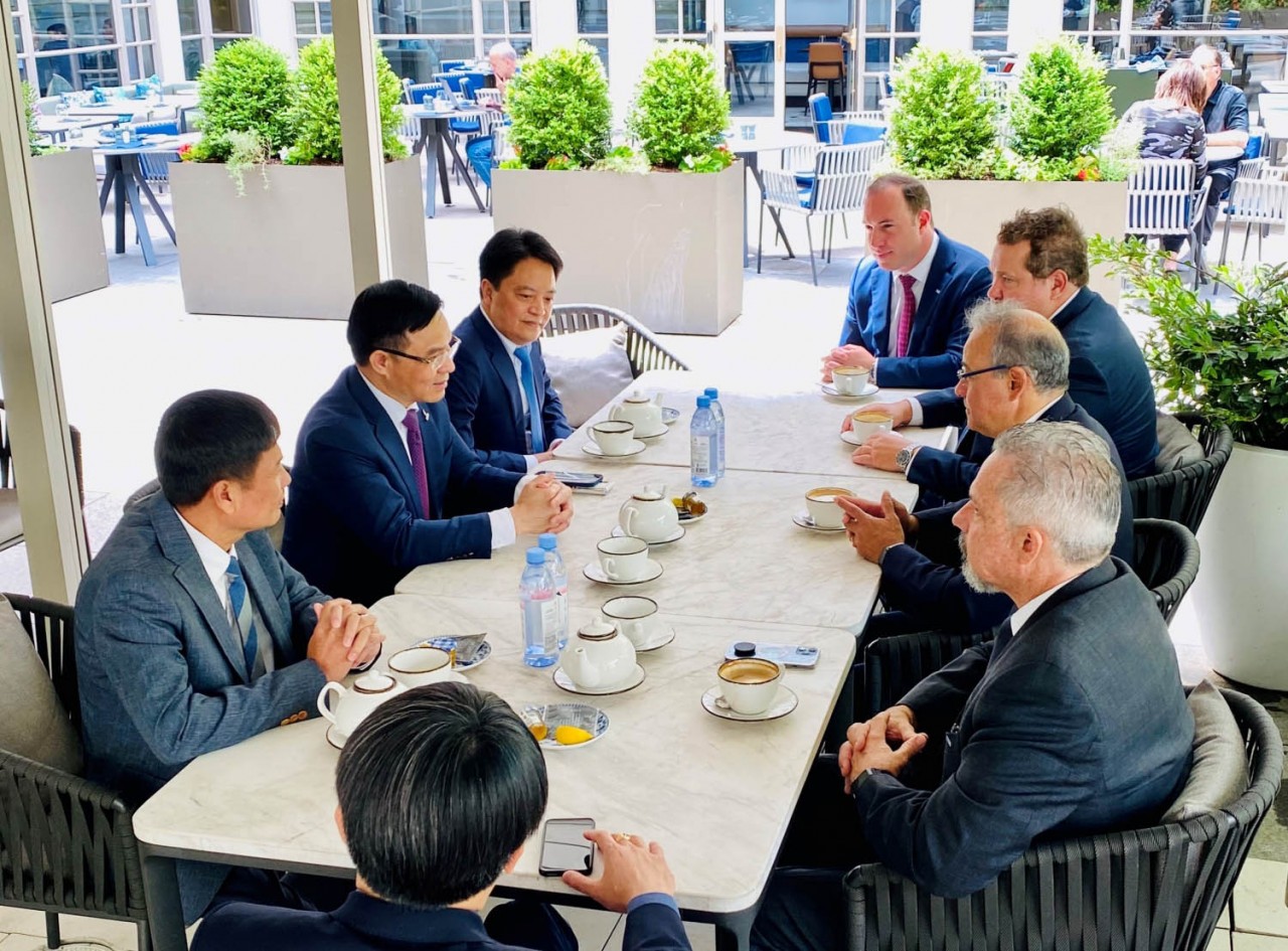 Buổi trao đổi công việc giữa PetroVietnam và AES.  (Nguồn: PetroVietnam)