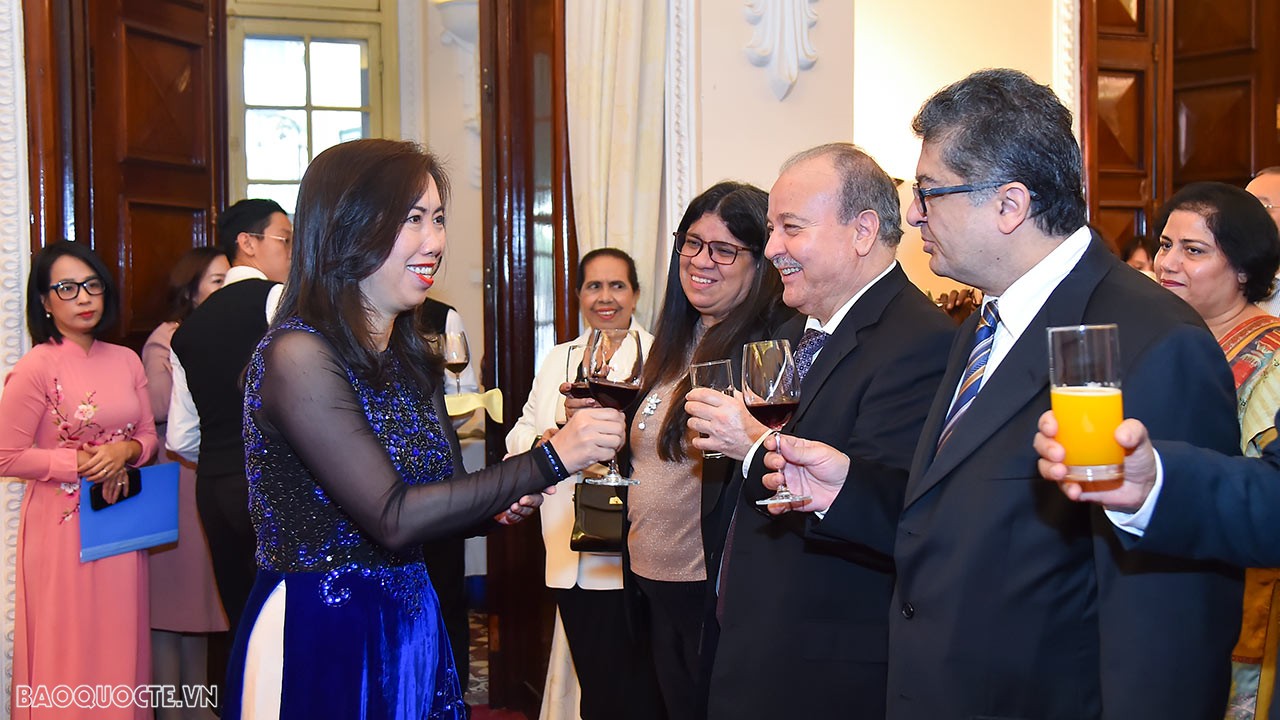 Thứ trưởng Ngoại giao Lê Thị Thu Hằng gặp gỡ báo chí nước ngoài nhân dịp năm mới 2023