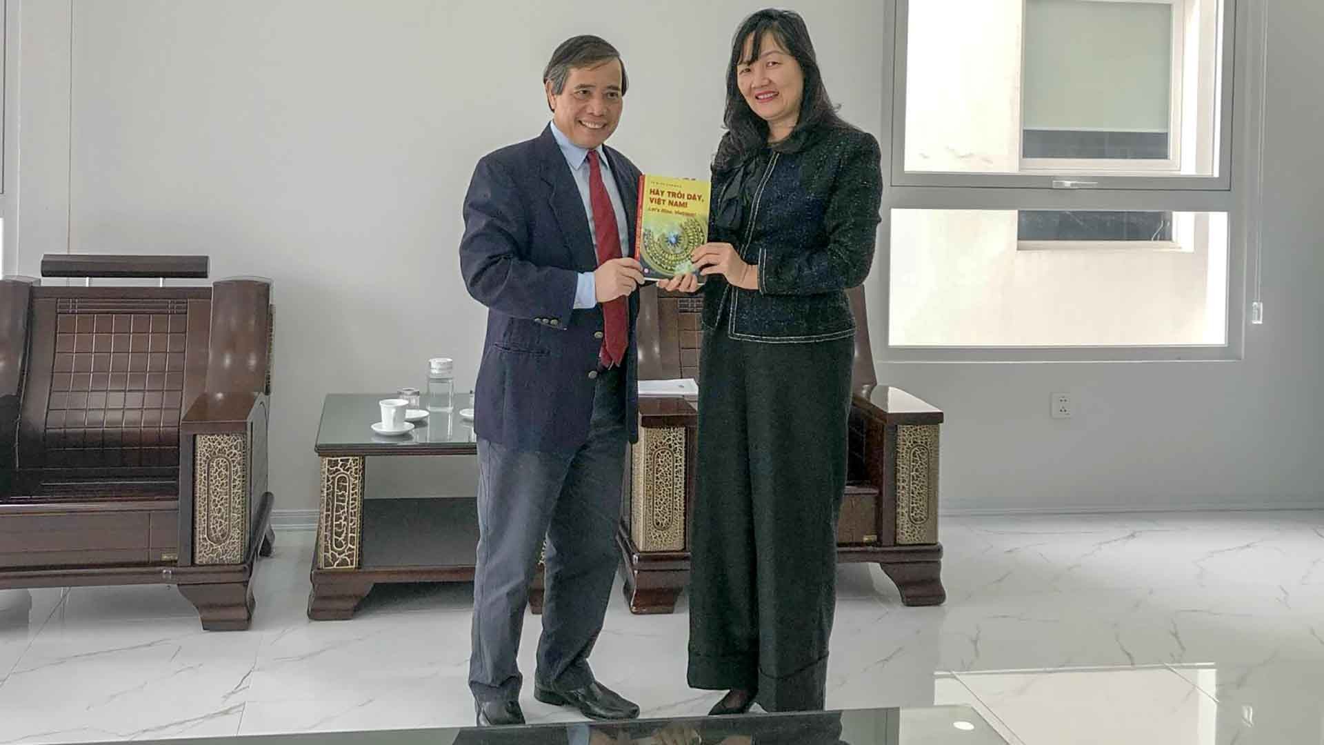 Quyền Giám đốc Học viện Ngoại giao Phạm Lan Dung đã tiếp và trao đổi với PGS. TS Vũ Minh Khương về việc tăng cường hợp tác giữa Học viện Ngoại giao và Trường Chính sách công Lý Quang Diệu, Đại học Quốc gia Singapore.