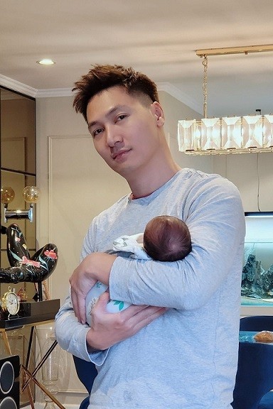 Diễn viên Mạnh Trường đăng bức ảnh ẵm con trai út và ru bé ngủ ở nhà. Anh bảo lên phim anh hào nhoáng, nhưng ngoài đời ngược lại. Hình ảnh ông bố bỉm sữa được nhiều người ủng hộ.