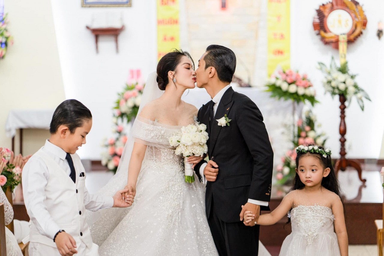 Cô dâu Khánh Thi rạng rỡ trong hôn lễ tại nhà thờ