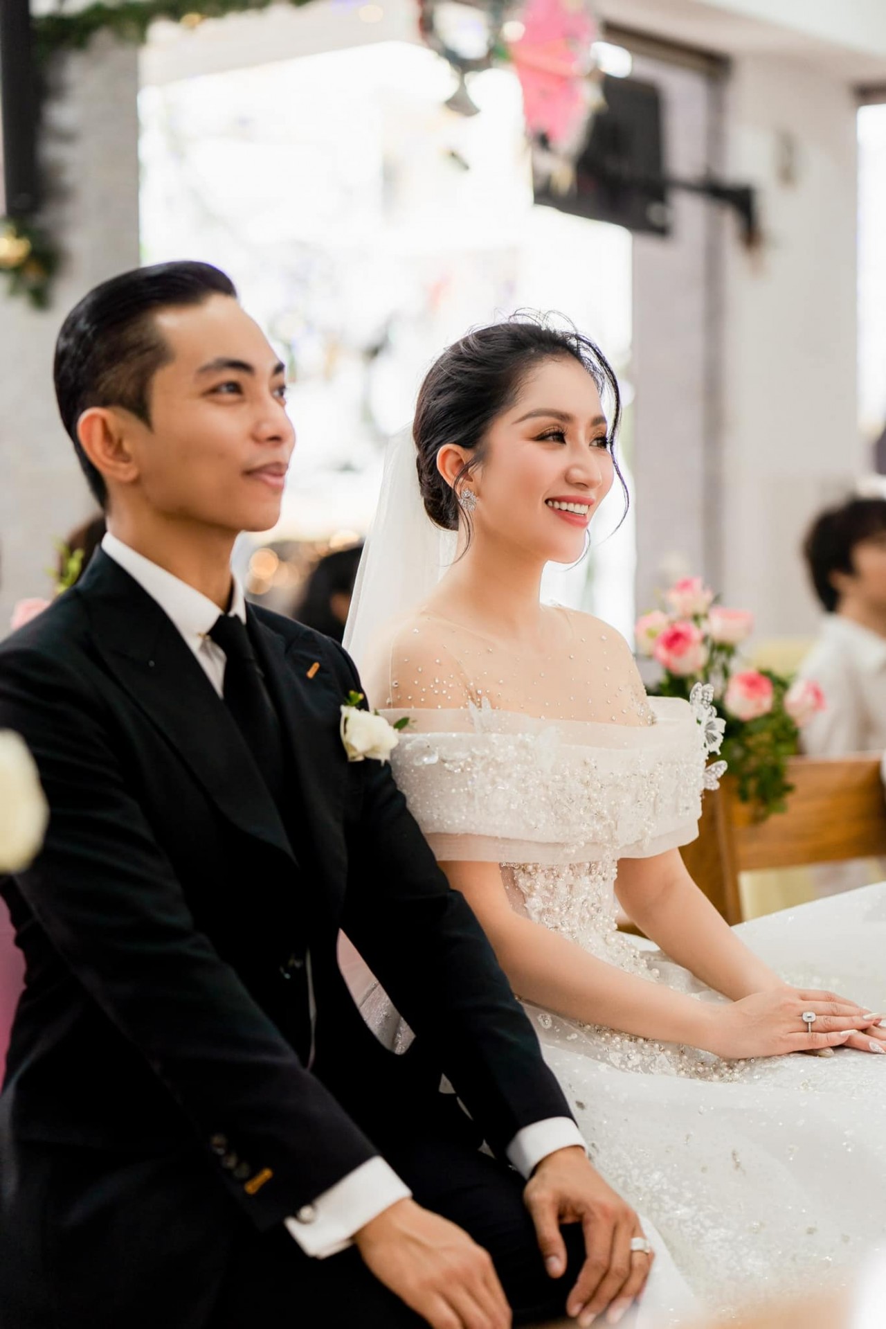 Cô dâu Khánh Thi rạng rỡ trong hôn lễ tại nhà thờ