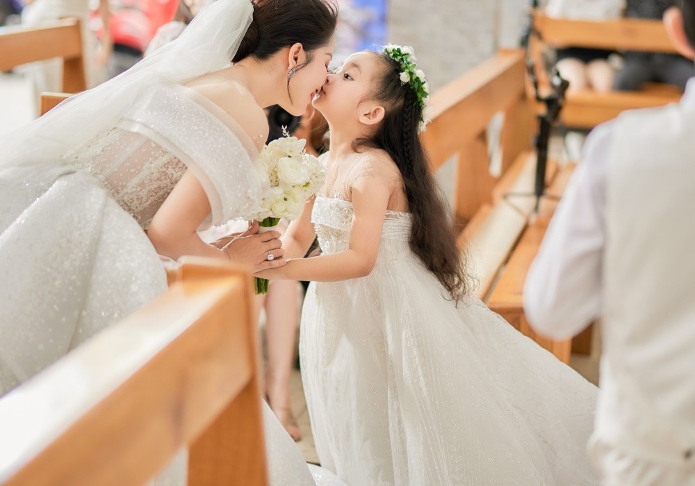 Cô dâu Khánh Thi rạng rỡ trong hôn lễ tại nhà thờ